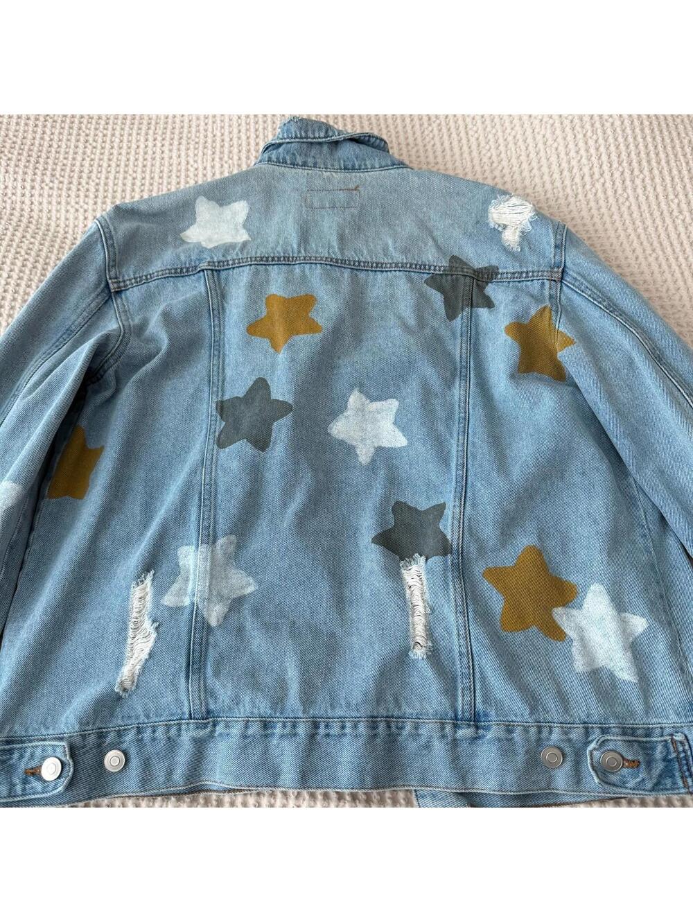 Time and Tru Light Wash Distressed Denim Jacket with Star Print Size Large - Picture 8 of 9